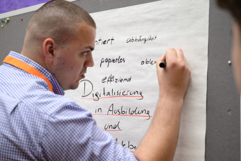 1. Vorbereitungssitzung der Lehrlinge von Klub Orange. Veranstaltungsteilnehmer an der Moderationstafel