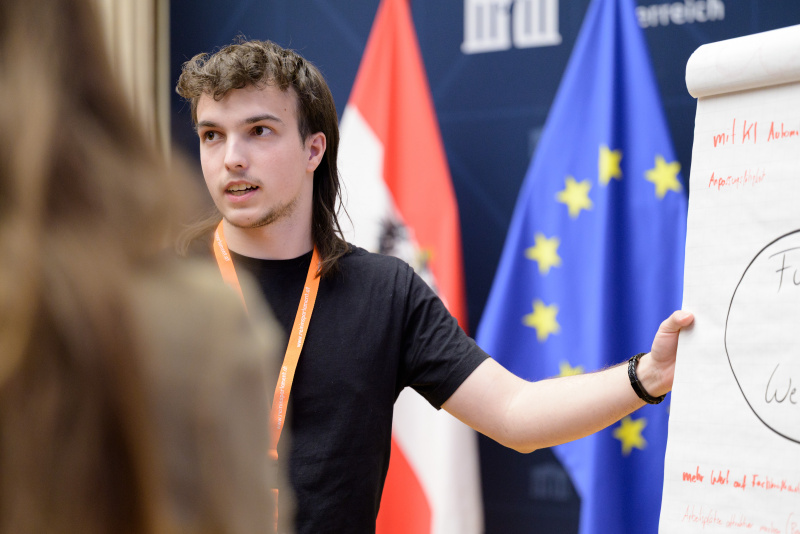 1. Vorbereitungssitzung der Lehrlinge von Klub Orange. Veranstaltungsteilnehmer an der Flipchart