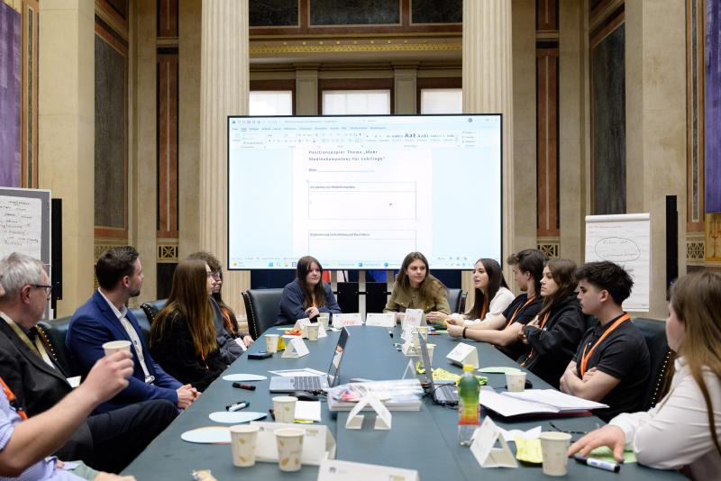 1. Vorbereitungssitzung der Lehrlinge von Klub Orange. Veranstaltungsteilnehmerinnen und Veranstaltungsteilnehmer bei der Vorbereitungssitzung