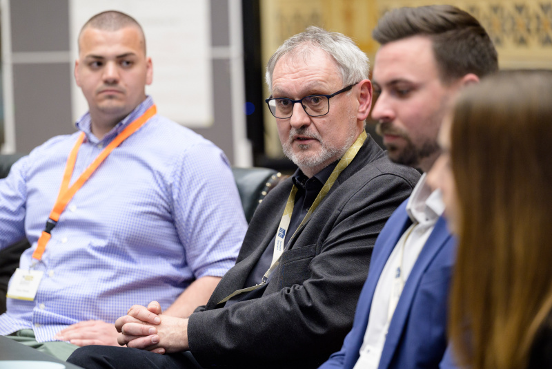 Lehrer an der Berufsschule für Verwaltungsberufe in Wien Leopold Wagner berät die 1. Vorbereitungssitzung der Lehrlinge von Klub Orange