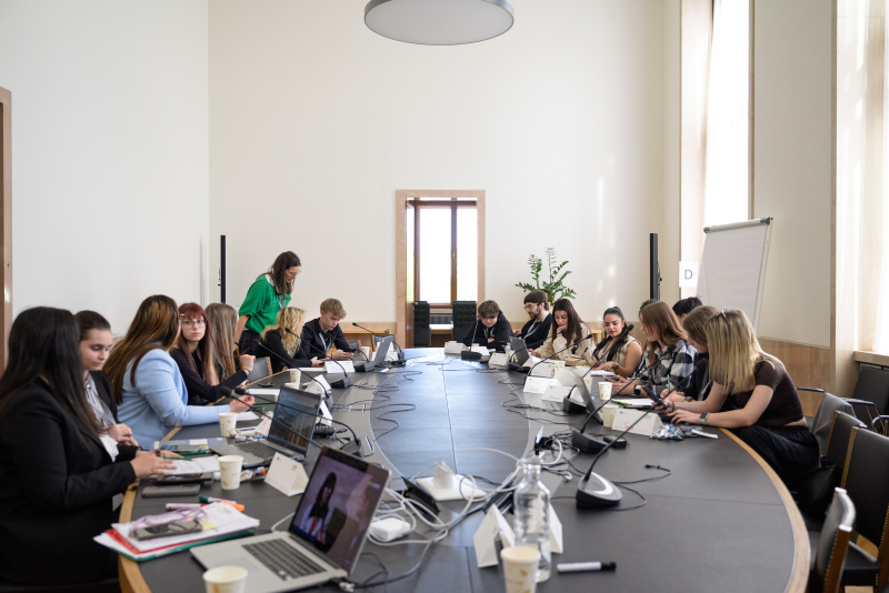 1. Vorbereitungssitzung der Lehrlinge Mediengruppe. Veranstaltungsteilnehmerinnen und Veranstaltungsteilnehmer bei der Vorbereitungssitzung