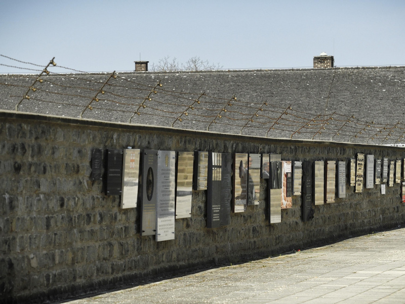 Nationalratspräsident Wolfgang Sobotka (ÖVP) bei der Besichtigung der Gedenktafeln2