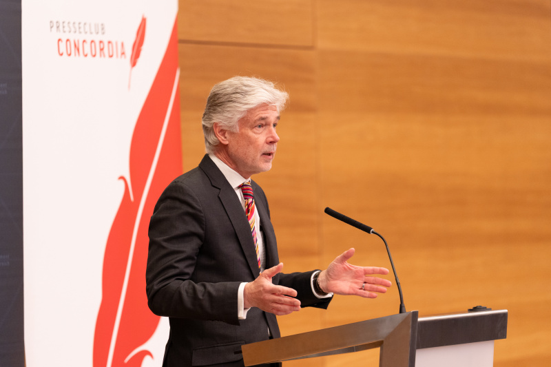 Eröffnungsworte. Parlamentsdirektor Harald Dossi