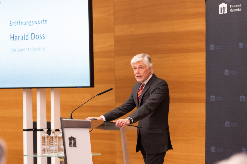 Eröffnungsworte. Parlamentsdirektor Harald Dossi