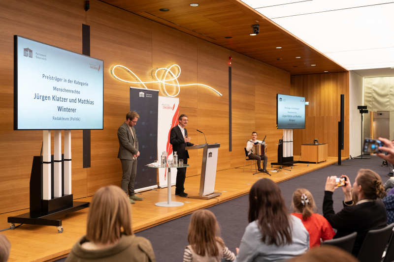 Dankesworte. Jürgen Klatzer und Matthias Winterer (Redaktion Politik FALTER). Preisträger in der Kategorie Menschenrechte