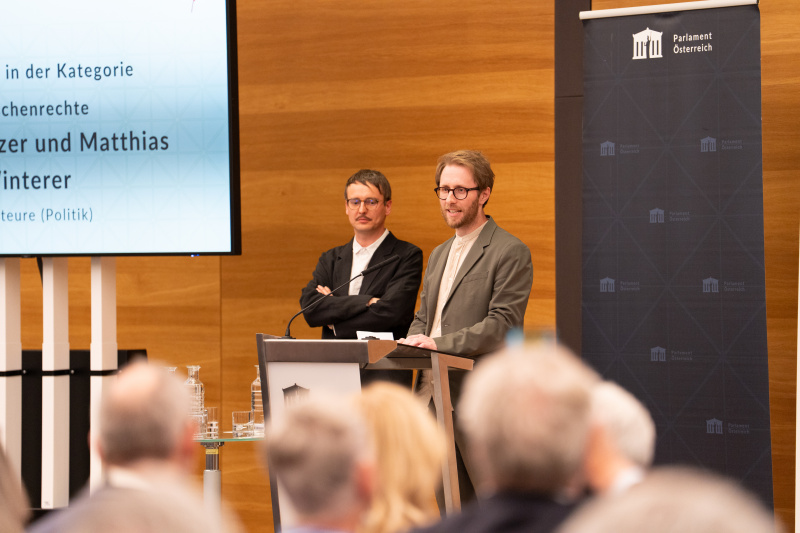 Dankesworte. Jürgen Klatzer und Matthias Winterer (Redaktion Politik FALTER). Preisträger in der Kategorie Menschenrechte
