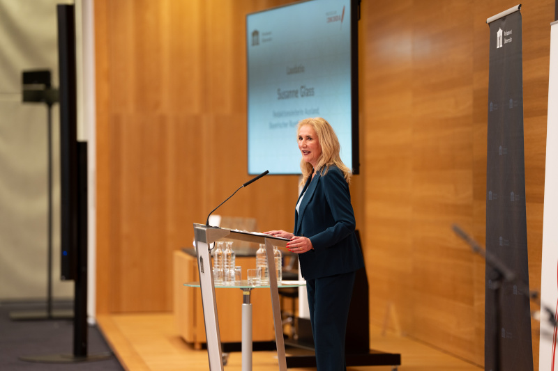 Laudatio Ehrenpreis. Susanne Glass (Redaktionsleiterin Ausland, Bayerischer Rundfunk)