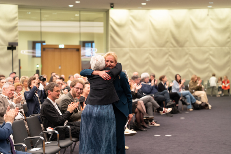 Laudatio Ehrenpreis. Susanne Glass (Redaktionsleiterin Ausland, Bayerischer Rundfunk)