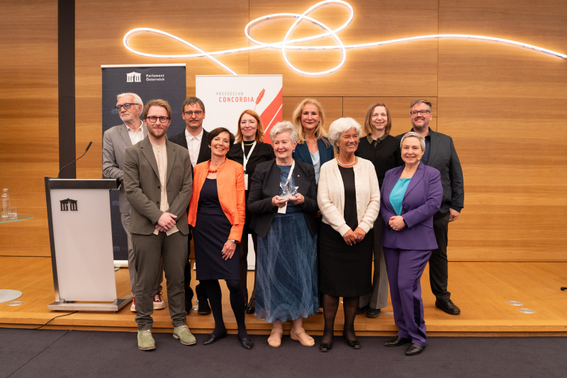 Gruppenfoto. Von links: Johannes Strohmayer, Jürgen Klatzer, Matthias Winterer, Andrea Holz-Dahrenstaedt, Barbara Kaufmann, Astrid Zimmermann, Susanne Glass, Heide Schmidt, Katharina Schell, Daniela Kraus, Klaus Uhrig