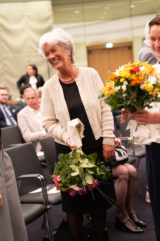 Heide Schmidt bei der Überreichung eines Blumenstraußes an Astrid Zimmermann