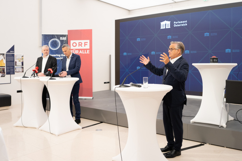 Michael Weber (Sprecher Big Blue Marble) bei der Eröffnung der Pressekonferenz