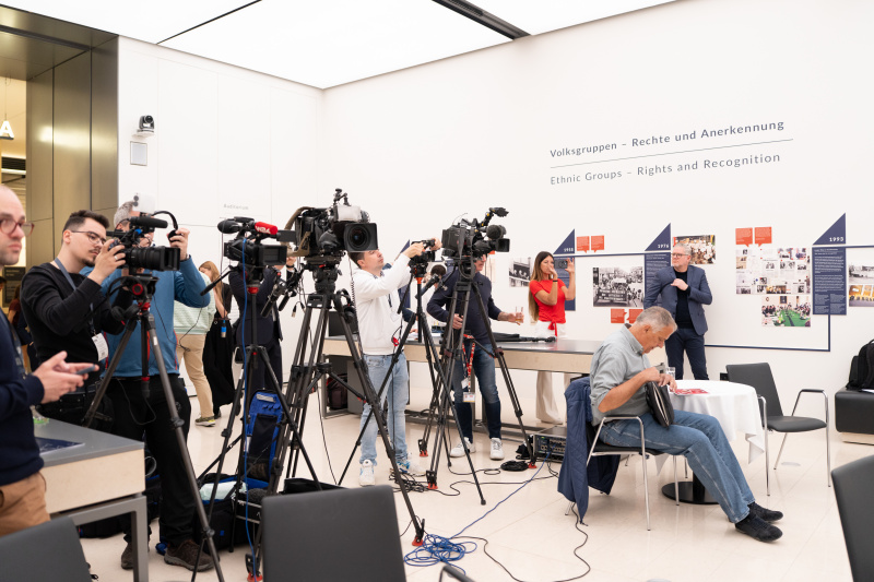 Blick Richtung Medienvertreterinnen und -vertreter