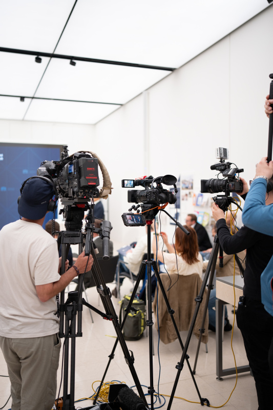 Medienvertreterinnen und -vertreter