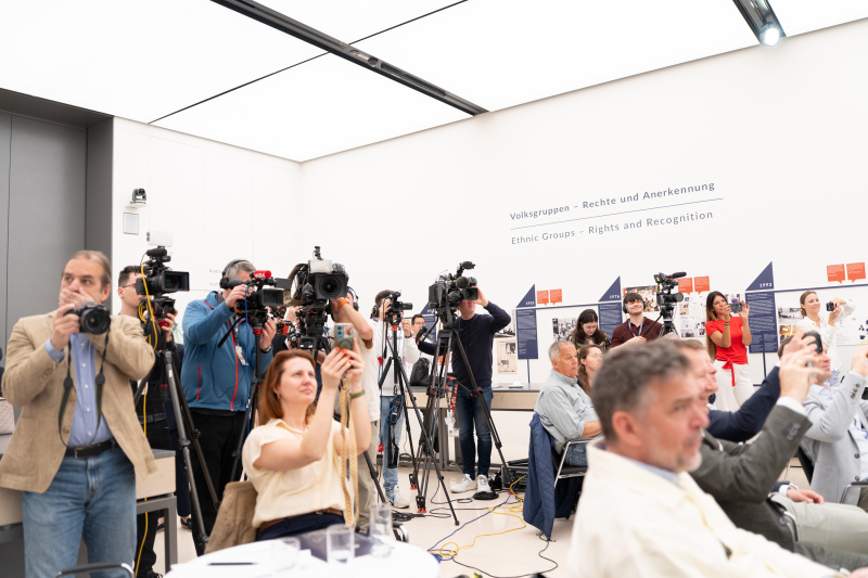 Blick Richtung Medienvertreterinnen und -vertreter