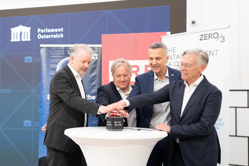 Start der Signalübertragung. Von links: Rupert Ursin (CEO & Founder von zerothird, Harald Kräuter (Technischer Direktor ORF), Karl-Heinz Grundböck (Sprecher der Parlamentsdirektion), Michael Wagenhofer (CEO Big Blue Marble)