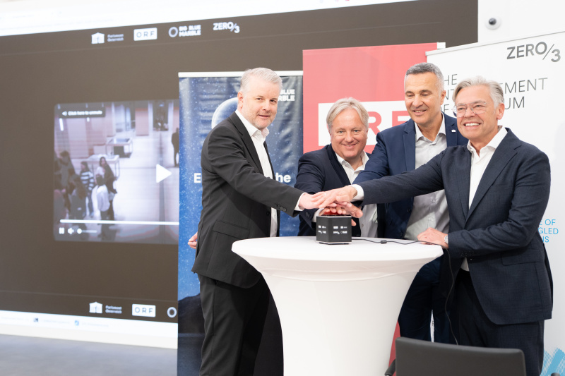 Start der Signalübertragung. Von links: Rupert Ursin (CEO & Founder von zerothird, Harald Kräuter (Technischer Direktor ORF), Karl-Heinz Grundböck (Sprecher der Parlamentsdirektion), Michael Wagenhofer (CEO Big Blue Marble)
