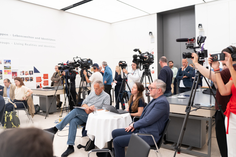 Blick Richtung Medienvertreterinnen und -vertreter