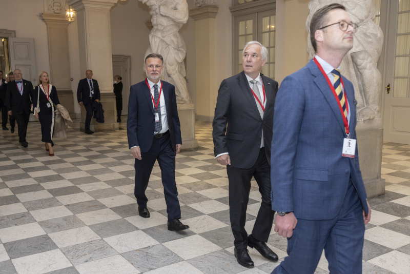 Einholung. Nationalratspräsident Walter Rosenkranz (FPÖ) (2. von rechts)