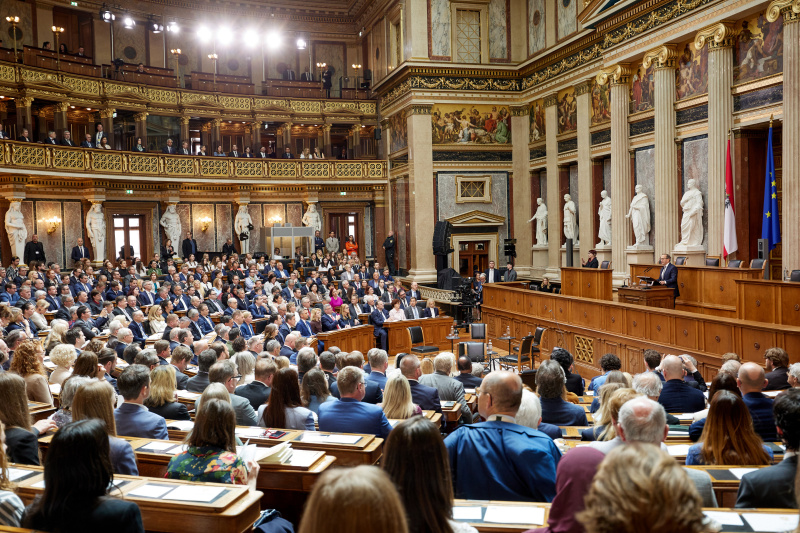 Eröffnungsworte. Zweiter Nationalratspräsident Peter Haubner (ÖVP). Blick Richtung Veranstaltungsteilnehmerinnen und -teilnehmer