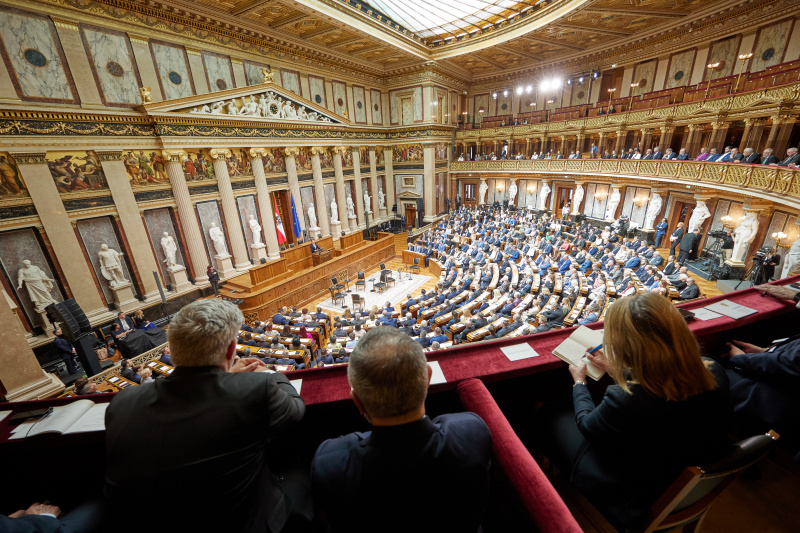 Eröffnungsworte. Zweiter Nationalratspräsident Peter Haubner (ÖVP). Blick ins Plenum