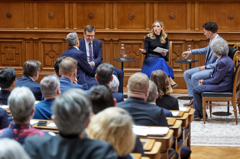 Podiumsgespräch. Von links: Ehemaliger Gedenkdiener Rechnungshof Österreich Gregor Ribarov, Vizedirektor Staatliches Museum Auschwitz-Birkenau Andrzej Kacorzyk, Moderatorin und Journalistin Margit Laufer, Gedenkdiener und Auslandsdiener des Jahres 2025 Österreichischer Auslandsdienst Noah Elias Jakovljević, Gedenkdienerin Österreichischer Auslandsdienst Brigitte Landesmann