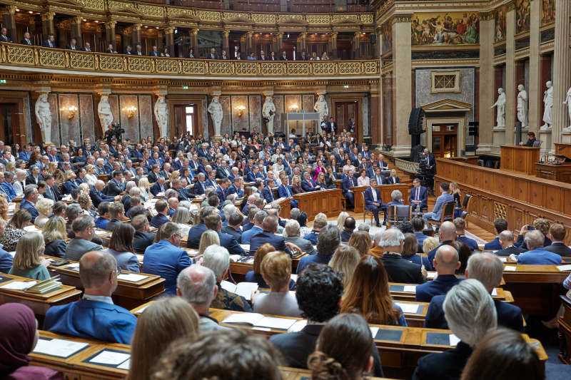 Podiumsgespräch. Blick Richtung Veranstaltungsteilnehmerinnen und -teilnehmer