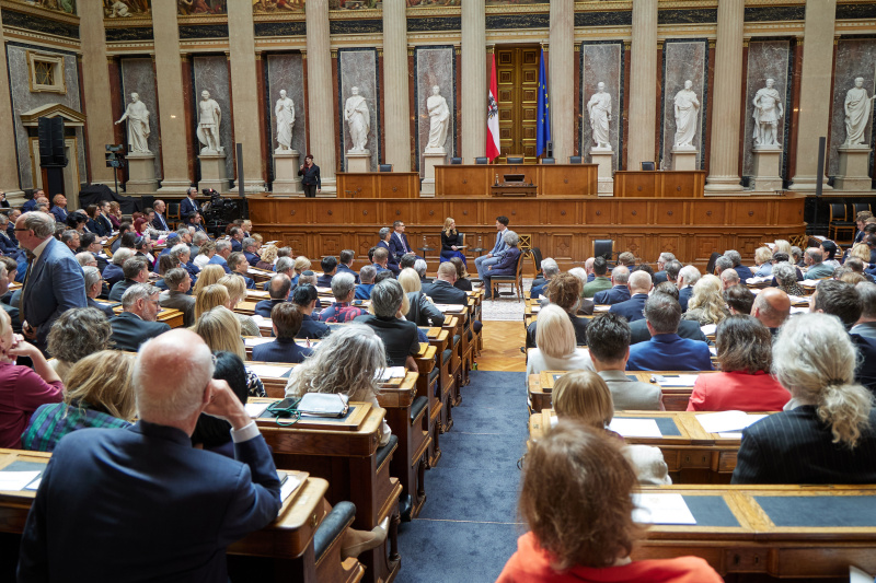 Podiumsgespräch. Von links: Ehemaliger Gedenkdiener Rechnungshof Österreich Gregor Ribarov, Vizedirektor Staatliches Museum Auschwitz-Birkenau Andrzej Kacorzyk, Moderatorin und Journalistin Margit Laufer, Gedenkdiener und Auslandsdiener des Jahres 2025 Österreichischer Auslandsdienst Noah Elias Jakovljević, Gedenkdienerin Österreichischer Auslandsdienst Brigitte Landesmann
