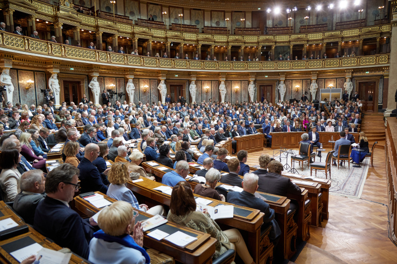 Podiumsgespräch. Blick Richtung Veranstaltungsteilnehmerinnen und -teilnehmer