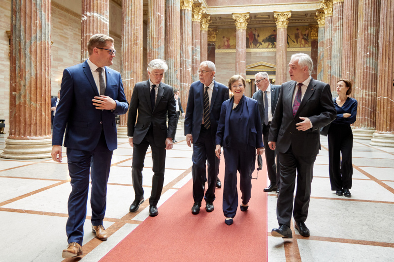 Einholung. Von links: Bundesratspräsident Markus Stotter (ÖVP), Parlamentsdirektor Harald Dossi, Bundespräsident Alexander Van der Bellen, Doris Schmidauer, Nationalratspräsident Walter Rosenkranz (FPÖ)