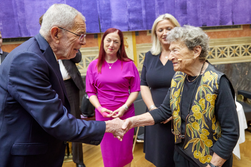 Begrüßung. Von links: Bundespräsident Alexander Van der Bellen, Zeitzeugin Hedi Schnabl Argent