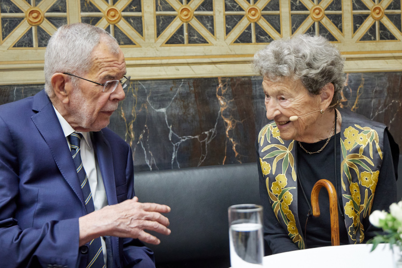 Gespräch. Von links: Bundespräsident Alexander Van der Bellen, Zeitzeugin Hedi Schnabl Argent