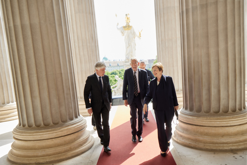 Einholung. Von links: Parlamentsdirektor Harald Dossi, Bundespräsident Alexander Van der Bellen, Doris Schmidauer