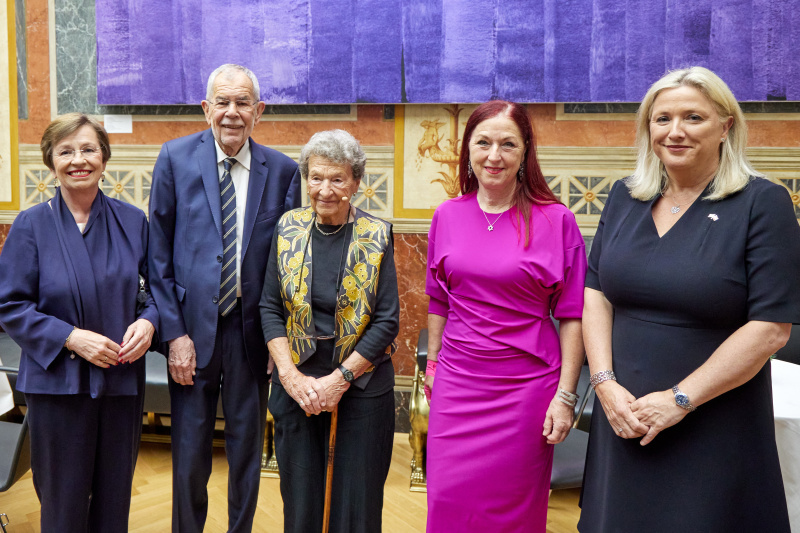 Gruppenfoto. Von links: Doris Schmidauer, Bundespräsident Alexander Van der Bellen, Zeitzeugin Hedi Schnabl Argent, Vorständin des Nationalfonds Hannah Lessing, Britische Botschaftern in Österreich Lindsay Samantha Skoll
