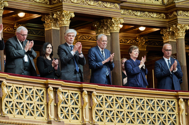 Stehende Ovationen. Parlamentsdirektor Harald Dossi (3. von links), Bundespräsident Alexander Van der Bellen und Gemahlin Doris Schmidauer (4. und 5. von links)