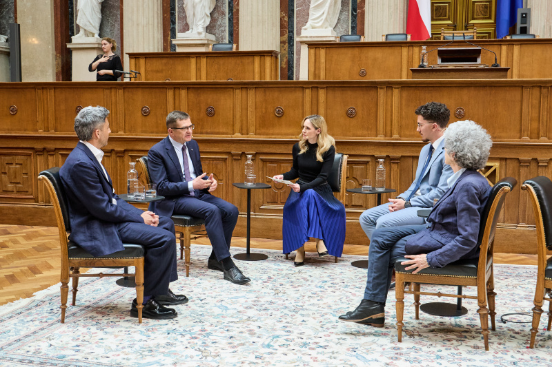 Podiumsgespräch. Von links: Ehemaliger Gedenkdiener Gregor Ribarov - Rechnungshof Österreich, Vizedirektor Staatliches Museum Auschwitz-Birkenau Andrzej Kacorzyk, Moderatorin und Journalistin Margit Laufer, Gedenkdiener und Auslandsdiener des Jahres 2025 Noah Elias Jakovljević - Österreichischer Auslandsdienst, Gedenkdienerin Brigitte Landesmann - Österreichischer Auslandsdienst