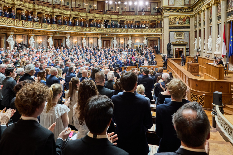 Stehende Ovationen. Blick Richtung Veranstaltungssteilnehmerinnen und -teilnehmer