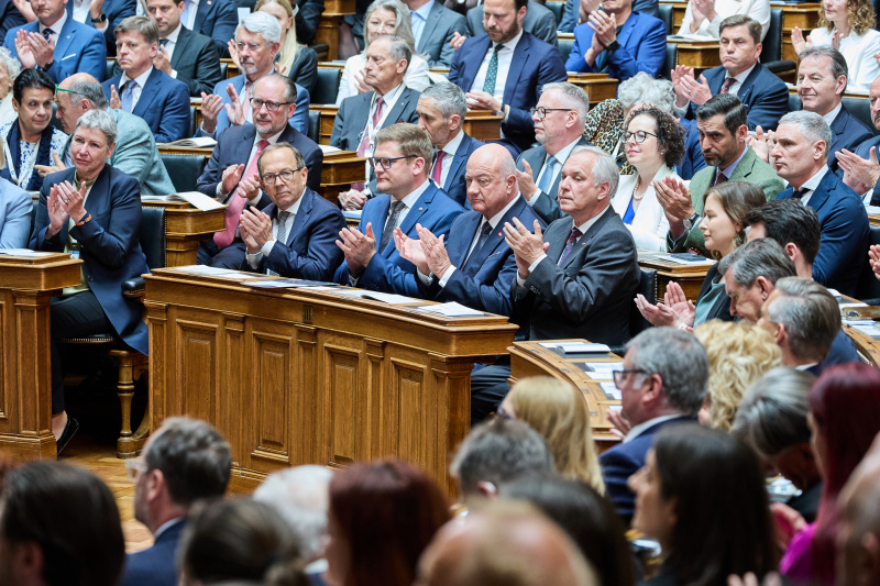 Applaus. Von links: Zweiter Nationalratspräsident Peter Haubner (ÖVP), Bundesratspräsident Markus Stotter (ÖVP), Bundeskanzler Christian Stocker (ÖVP), Nationalratspräsident Walter Rosenkranz (FPÖ)