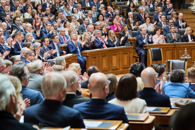 Applaus. Blick Richtung Veranstaltungssteilnehmerinnen und -teilnehmer