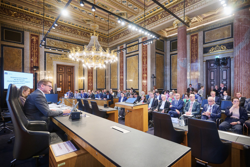 Begrüßung Bundesratspräsident Markus Stotter (ÖVP). Blick Richtung Veranstaltungsteilnehmer:innen