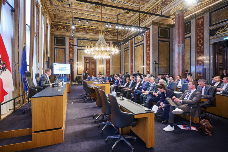 Begrüßung Bundesratspräsident Markus Stotter (ÖVP). Blick Richtung Veranstaltungsteilnehmer:innen