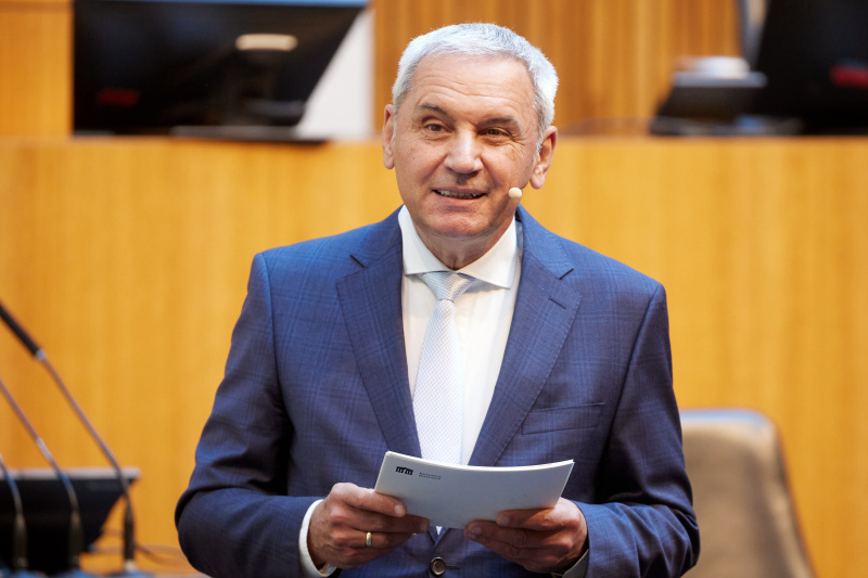 Moderation. Journalist Peter Fritz (ORF)