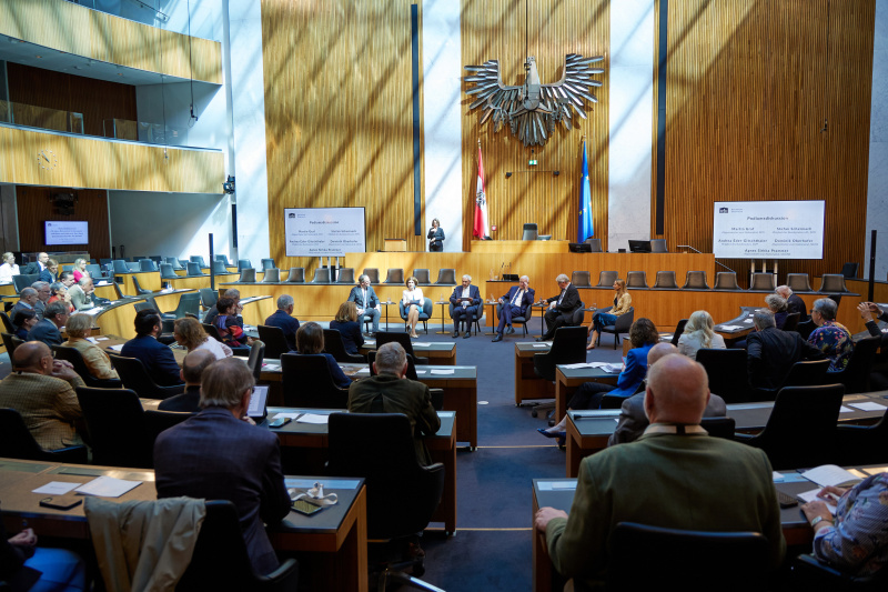 Podiumsdiskussion. Von links: Nationalratsabgeordneter Dominik Oberhofer (NEOS), Bundesrätin Andrea Eder-Gitschthaler (ÖVP), Journalist Peter Fritz (ORF), Nationalratsabgeordneter Martin Graf (FPÖ), Bundesrat a. D. Stefan Schennach (SPÖ), Nationalratsabgeordnete Agnes Sirkka Prammer (GRÜNE)