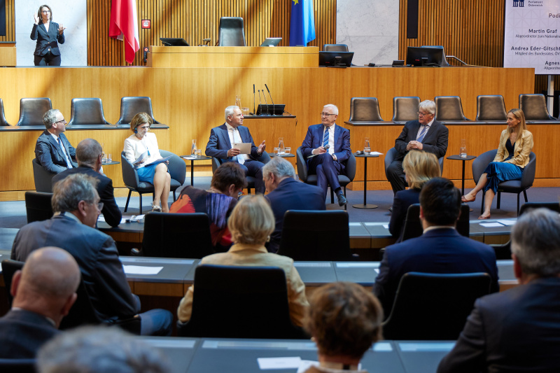 Podiumsdiskussion. Von links: Nationalratsabgeordneter Dominik Oberhofer (NEOS), Bundesrätin Andrea Eder-Gitschthaler (ÖVP), Journalist Peter Fritz (ORF), Nationalratsabgeordneter Martin Graf (FPÖ), Bundesrat a. D. Stefan Schennach (SPÖ), Nationalratsabgeordnete Agnes Sirkka Prammer (GRÜNE)