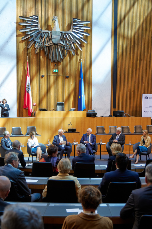 Podiumsdiskussion. Von links: Nationalratsabgeordneter Dominik Oberhofer (NEOS), Bundesrätin Andrea Eder-Gitschthaler (ÖVP), Journalist Peter Fritz (ORF), Nationalratsabgeordneter Martin Graf (FPÖ), Bundesrat a. D. Stefan Schennach (SPÖ), Nationalratsabgeordnete Agnes Sirkka Prammer (GRÜNE)