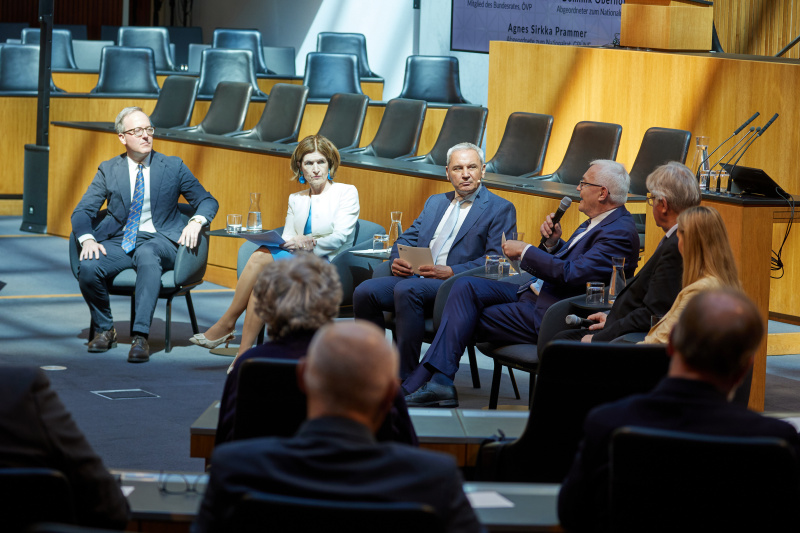 Podiumsdiskussion. Von links: Nationalratsabgeordneter Dominik Oberhofer (NEOS), Bundesrätin Andrea Eder-Gitschthaler (ÖVP), Journalist Peter Fritz (ORF), Nationalratsabgeordneter Martin Graf (FPÖ), Bundesrat a. D. Stefan Schennach (SPÖ), Nationalratsabgeordnete Agnes Sirkka Prammer (GRÜNE)