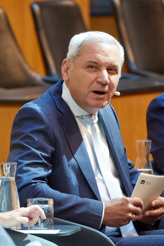 Moderation. Journalist Peter Fritz (ORF)