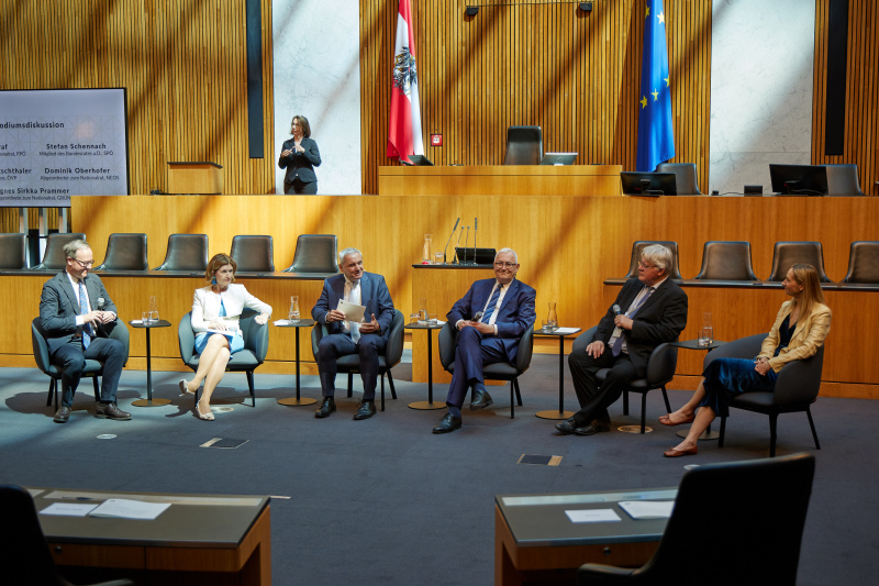 Podiumsdiskussion. Von links: Nationalratsabgeordneter Dominik Oberhofer (NEOS), Bundesrätin Andrea Eder-Gitschthaler (ÖVP), Journalist Peter Fritz (ORF), Nationalratsabgeordneter Martin Graf (FPÖ), Bundesrat a. D. Stefan Schennach (SPÖ), Nationalratsabgeordnete Agnes Sirkka Prammer (GRÜNE)