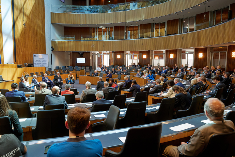Podiumsdiskussion. Von links: Nationalratsabgeordneter Dominik Oberhofer (NEOS), Bundesrätin Andrea Eder-Gitschthaler (ÖVP), Journalist Peter Fritz (ORF), Nationalratsabgeordneter Martin Graf (FPÖ), Bundesrat a. D. Stefan Schennach (SPÖ), Nationalratsabgeordnete Agnes Sirkka Prammer (GRÜNE)