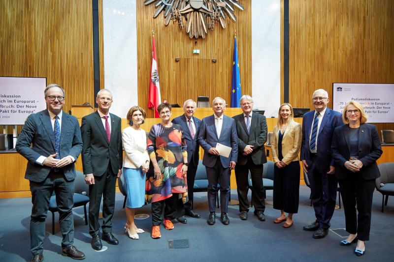 Von links: Nationalratsabgeordneter Dominik Oberhofer (NEOS), Dekan der Rechtswissenschaftlichen Fakultät Universität Innsbruck Walter Obwexer, Bundesrätin Andrea Eder-Gitschthaler (ÖVP), Nationalratsabgeordnete und Präsidentin der Parlamentarischen Versammlung des Europarats Petra Bayer (SPÖ), Nationalratspräsident Walter Rosenkranz (FPÖ), Journalist Peter Fritz (ORF), Bundesrat a. D. Stefan Schennach (SPÖ), Nationalratsabgeordnete Agnes Sirkka Prammer (GRÜNE), Nationalratsabgeordneter Martin Graf (FPÖ), Dritte Nationalratspräsidentin Doris Bures (SPÖ)