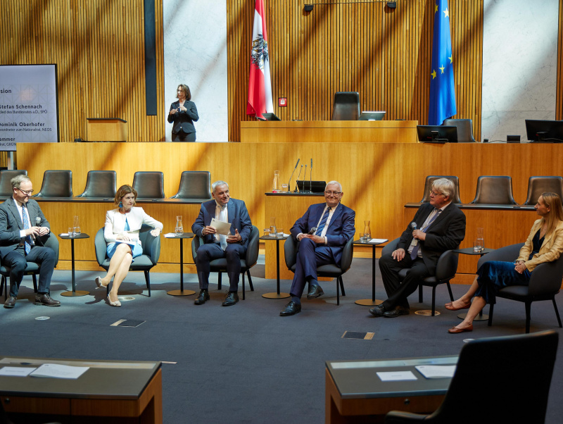 Podiumsdiskussion. Von links: Nationalratsabgeordneter Dominik Oberhofer (NEOS), Bundesrätin Andrea Eder-Gitschthaler (ÖVP), Journalist Peter Fritz (ORF), Nationalratsabgeordneter Martin Graf (FPÖ), Bundesrat a. D. Stefan Schennach (SPÖ), Nationalratsabgeordnete Agnes Sirkka Prammer (GRÜNE)2